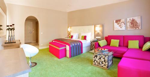 1 king bed, 1 sofa bed