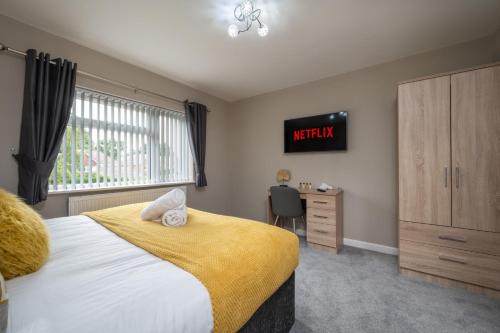 Blossom House - Deluxe 5-Bed in Solihull Close to JLR, NEC & Airport