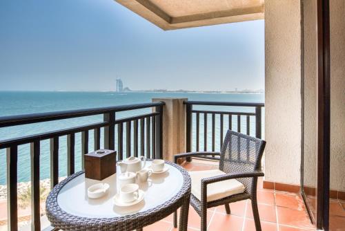 RH- Mesmerizing 1BR with sea views & beach access in the Palm
