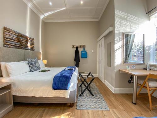 1 queen bed, 1 double bed