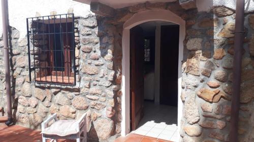  Baja Sardinia bilocale da 2 a 4 posti letto in villa, Pension in Baja Sardinia