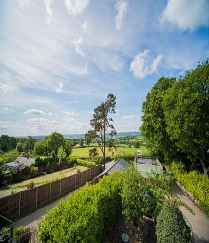 Cosy Snug with shower ensuite - It has beautiful countryside views - Only 3 miles from Lyme Regis, Charmouth and River Cottage - It has a private balcony and a real open fireplace - Comes with free private parking - Accommodation - Axminster