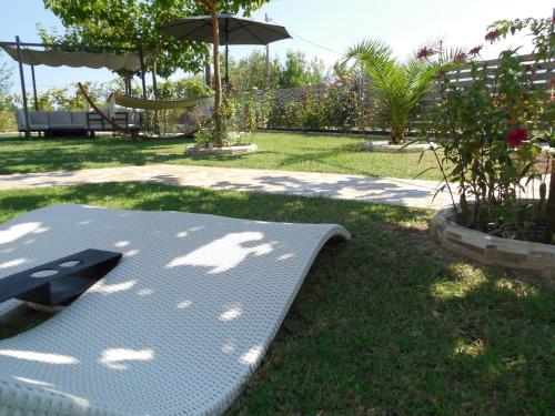 Costa Petra - Luxury Seaside Cottage with Garden - Vacation House for families in Greece