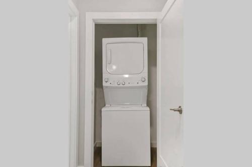 Luxury Apartment with Gym, Steps From Commuter Rail #3013 in Reading, USA