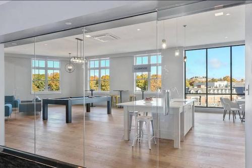 Luxury Apartment with Gym, Steps From Commuter Rail #3013 in 納提克