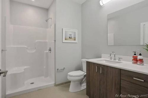 Luxury Apartment with Gym, Steps From Commuter Rail #2009 in Reading, USA
