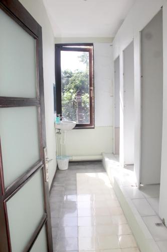 ALA Hostel near Queen's Tandoor Indian Cuisine