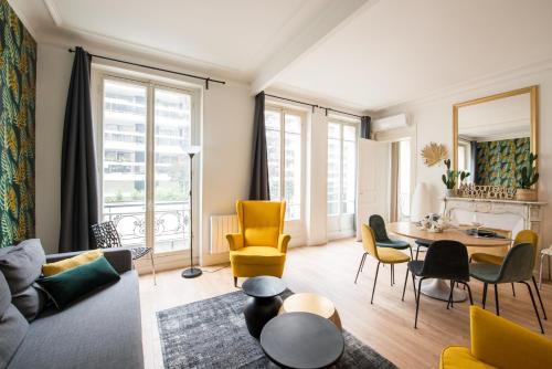 2 BR Appartement Near Tour Eiffel & Trocadéro - Tap to explore photos
