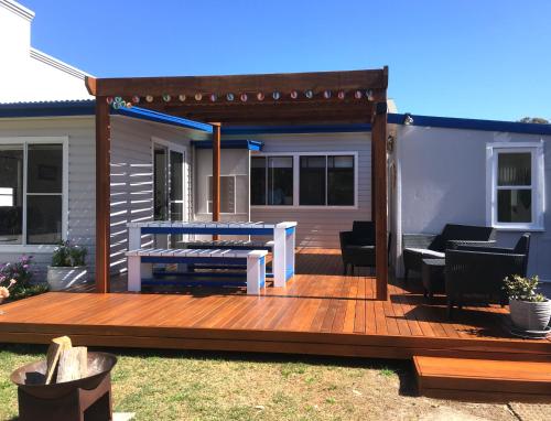 SHELLHARBOUR BEACH COTTAGE ---- Walk out back gate to beach flags in summer