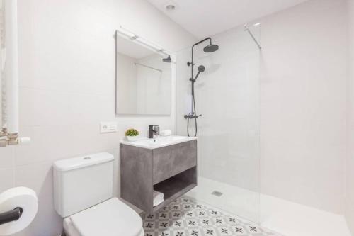NEW Gorgeous Central Apartment - Beachfront - 3 BD - image 9