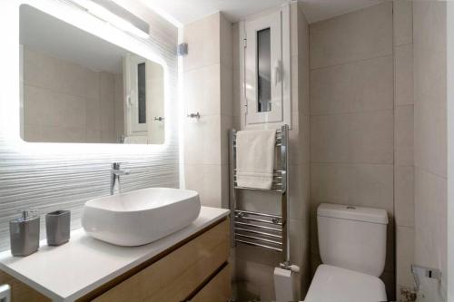 Modern and luxury 5th floor apt in Kallimarmaro