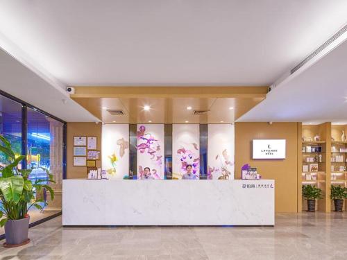 Lavande Hotel Guangzhou North Station Huacheng Road Metro Station in Huadu District