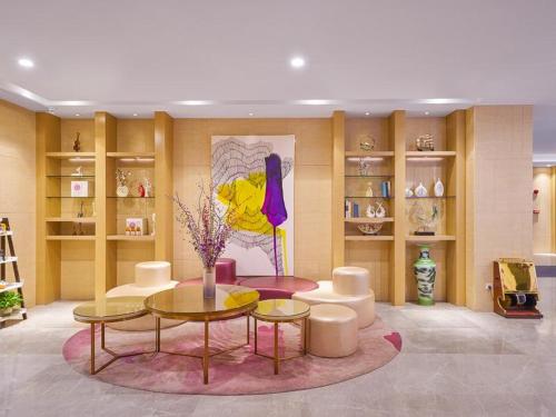 Lavande Hotel Guangzhou North Station Huacheng Road Metro Station in Huadu District