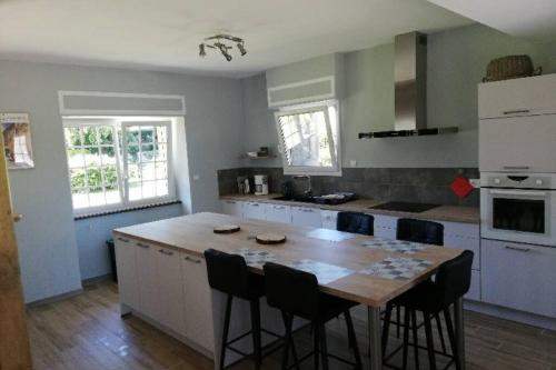 Gîte de charme 14 personnes labellisé Clévacances 3 étoiles (Gite de charme 14 personnes labellise Clevacances 3 etoiles) in 坎佩爾市中心