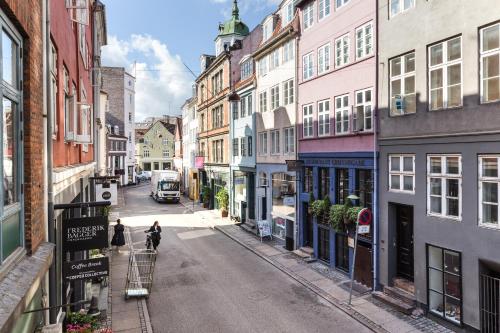 NEW 102M apt. Heart of copenhagen Shopping street - image 12