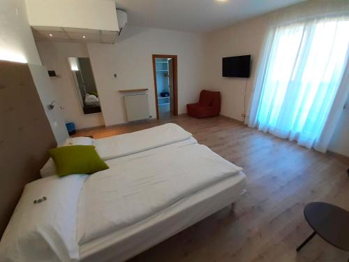 2 twin beds, 1 sofa bed