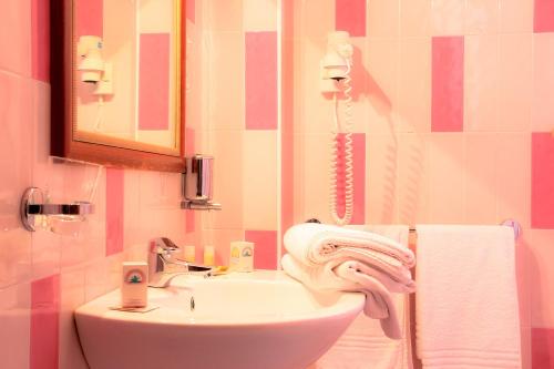 Hotel Il Faro Della Guitgia Tommasino - image 13