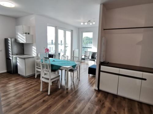 Nowoczesny, rodzinny apartament z widokiem na morze in Пуцк