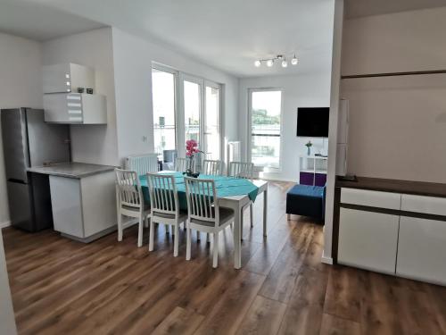 Nowoczesny, rodzinny apartament z widokiem na morze in Пуцк