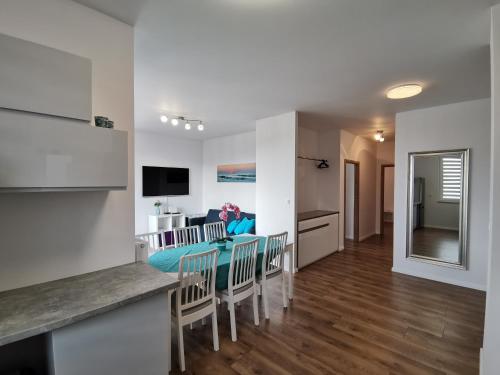 Nowoczesny, rodzinny apartament z widokiem na morze in Пуцк