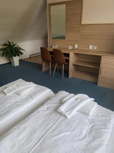 Hotel U Císaře Room Type - Family Room with Private Bathroom
