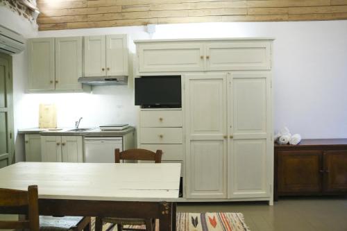 Ghermaniko Guesthouse - image 2