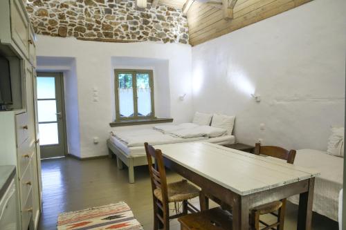 Ghermaniko Guesthouse - image 3