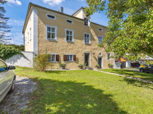 Lavish Castle in Riedenburg with Garden near Lake