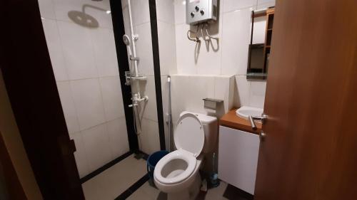 Bathroom, Apartemen Grand Kamala Lagoon Studio By Bonzela Property in South Bekasi