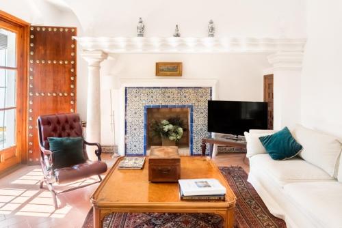 Casa Elvira, house with swimming pool and gardens close to the Cathedral and Alcazar Palace