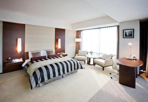 Staycation Offer - Premier King Room with Breakfast and Room Service Package