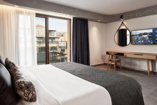 Twin / Double Room with Inland View image 6