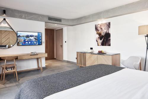 Twin / Double Room with Inland View image 2