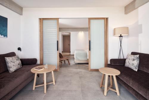 Family Room with Inland View  image 2