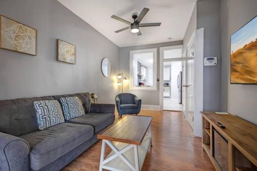 Urban + Cozy 1BR - 15min To NYC