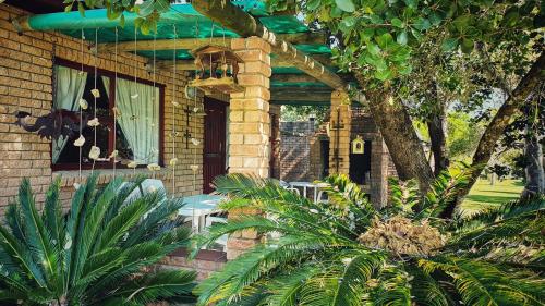 A szálláshely kívülről, Bibi Ellipsis in Brenton