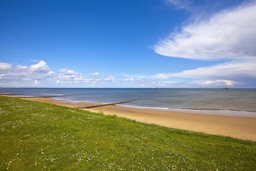 Queens Apartments - City Centre, Free Private Parking, Sea View, Balcony