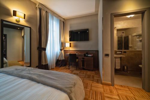 Deluxe Double or Twin Room with City View