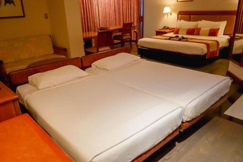 2 queen beds, 1 twin bed