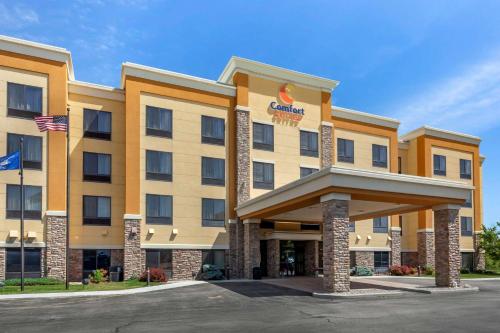 Comfort Suites Oshkosh - Hotel