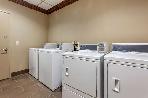 Comfort Suites Oshkosh - image 33