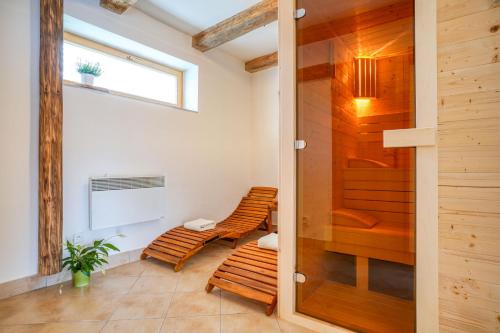 ČÁKYHO KÚRIA - mezonetový apartmán s krbom a saunami