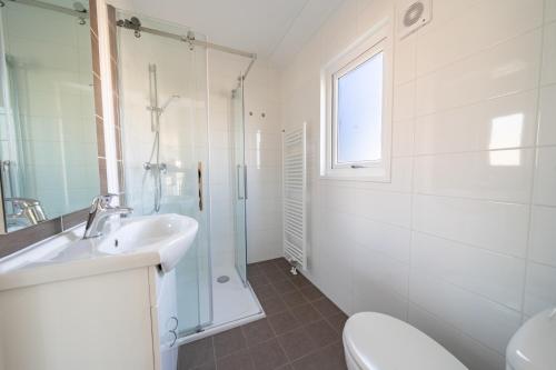 2 bedrooms, 3 beds
