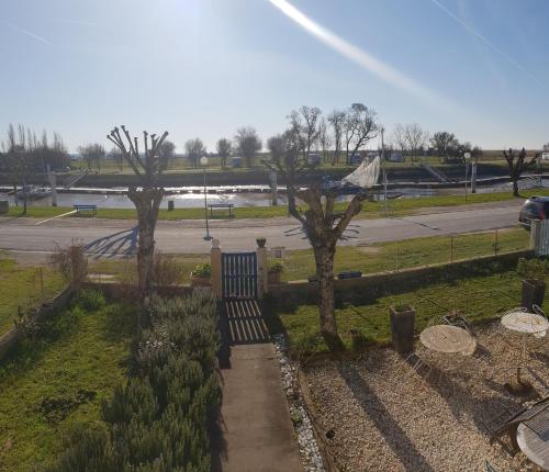 Grande maison charentaise avec vue sur le chenal superbes couchés de soleil sur l estuaire de la gironde!