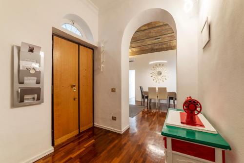 Fontana di Trevi Design Apartment - image 4
