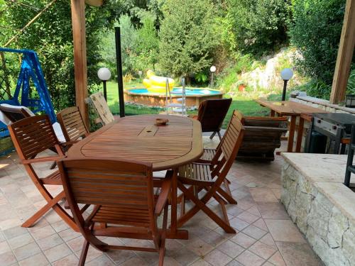  Appartamento con veranda, giardino e piscina, Pension in Trient