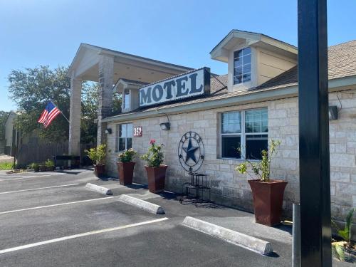 Cedar Creek Inn
