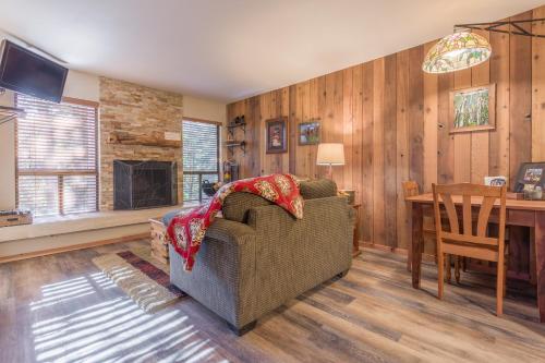 Aspens 10A - Charming Retreat In The Trees - Across From Giant Steps - image 5