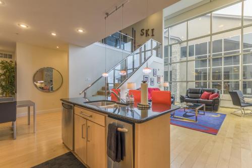 Condo Lofts 6C Fireplace Wifi Hot Tub Laundry Garage - image 6