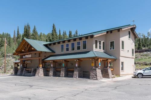 Cabin Dog Friendly Fireplace wifi Parking Outdoor BBQ - image 12